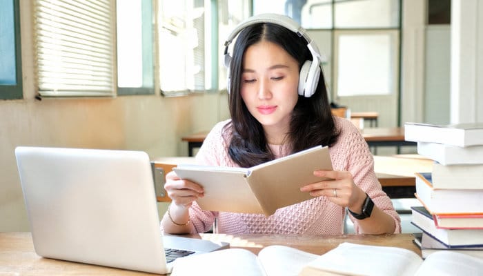 Kiên trì nghe, nghe, nghe và chép lại những gì nghe được